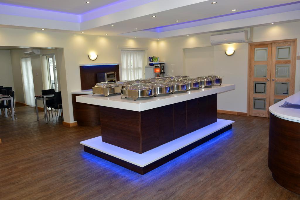 Cambridge Hotel Huddersfield Buitenkant foto