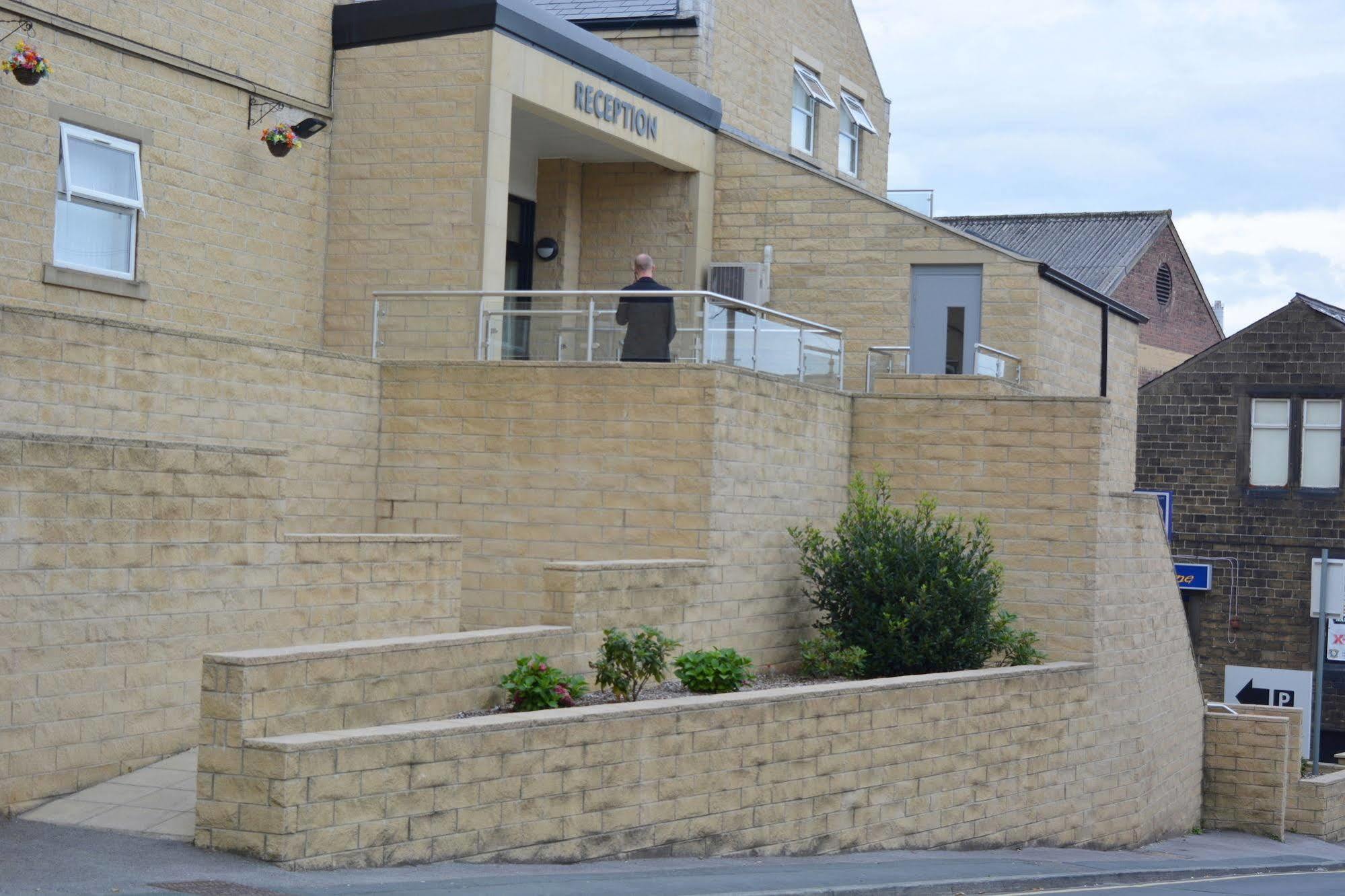 Cambridge Hotel Huddersfield Buitenkant foto